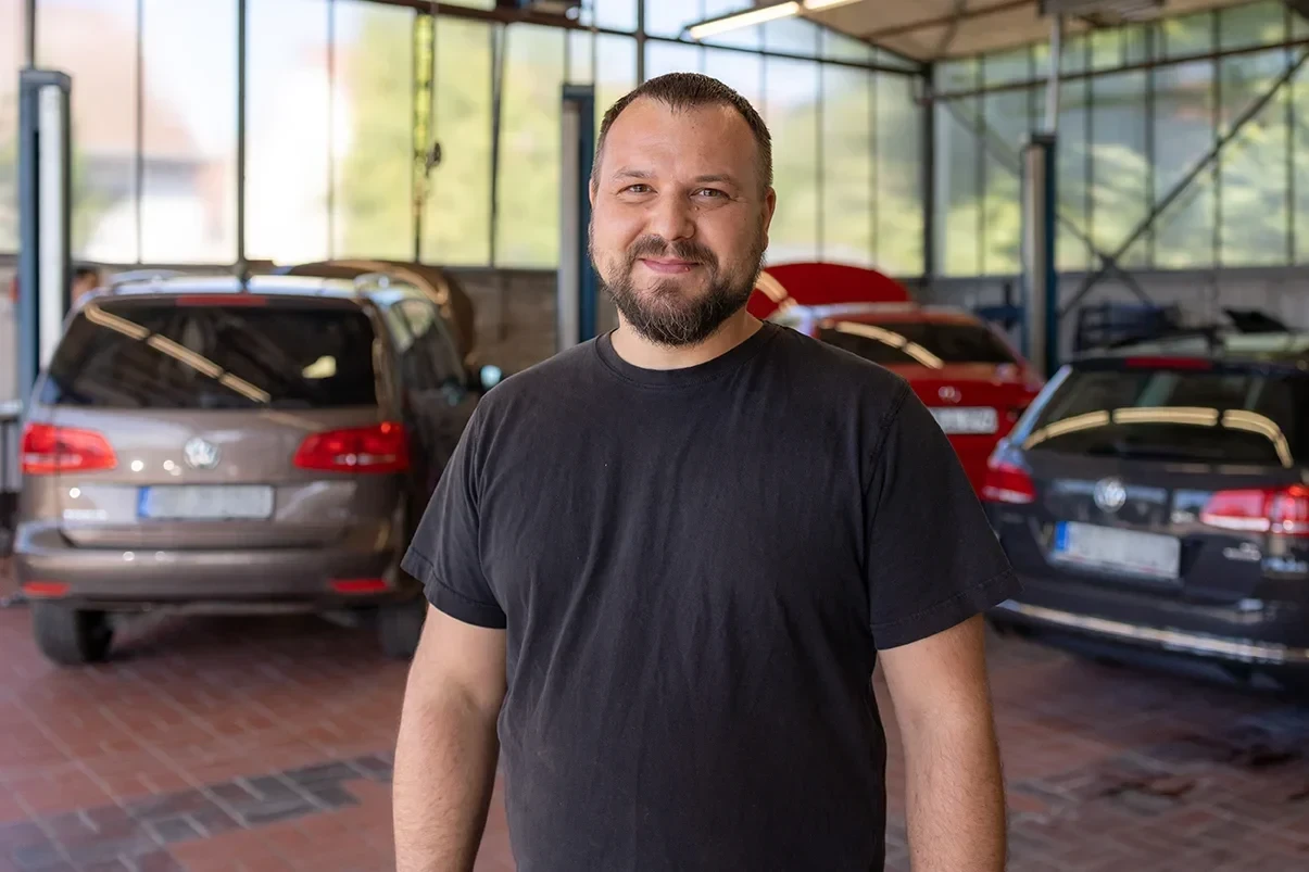 Mitarbeiter in einer Autowerkstatt als Symbolbild für Job und Karriere