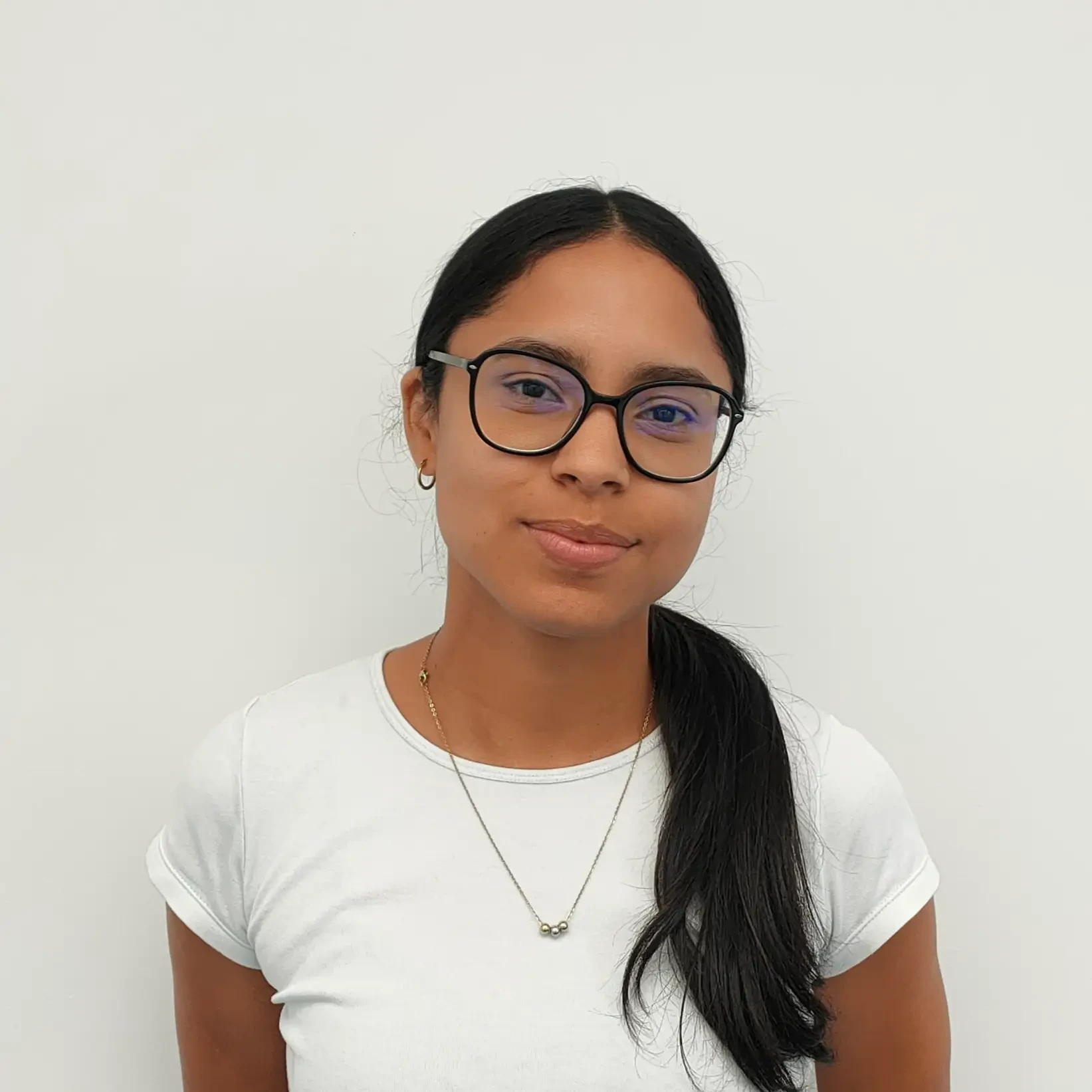 Porträt von Alejandra Uriel in einem weißen T-Shirt