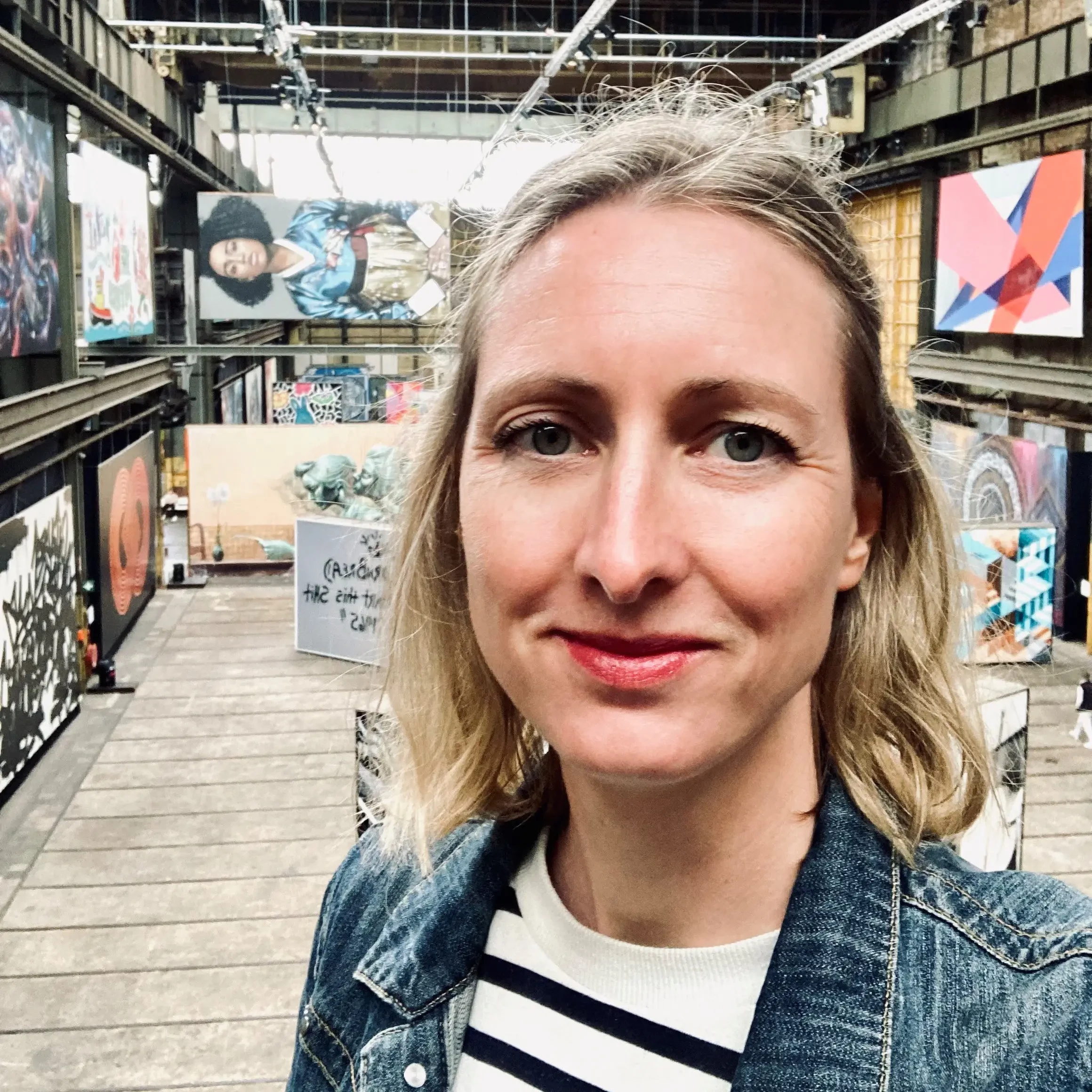 Eileen Meder in einer Kunstgalerie mit modernen Gemälden