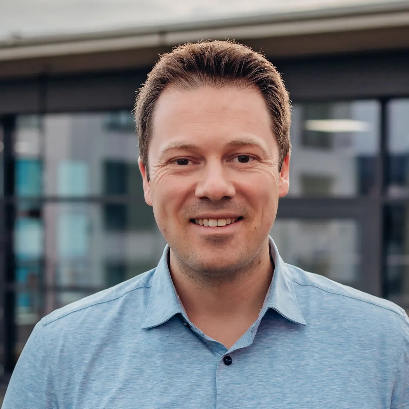 Porträt eines Mannes vor einem Gebäude