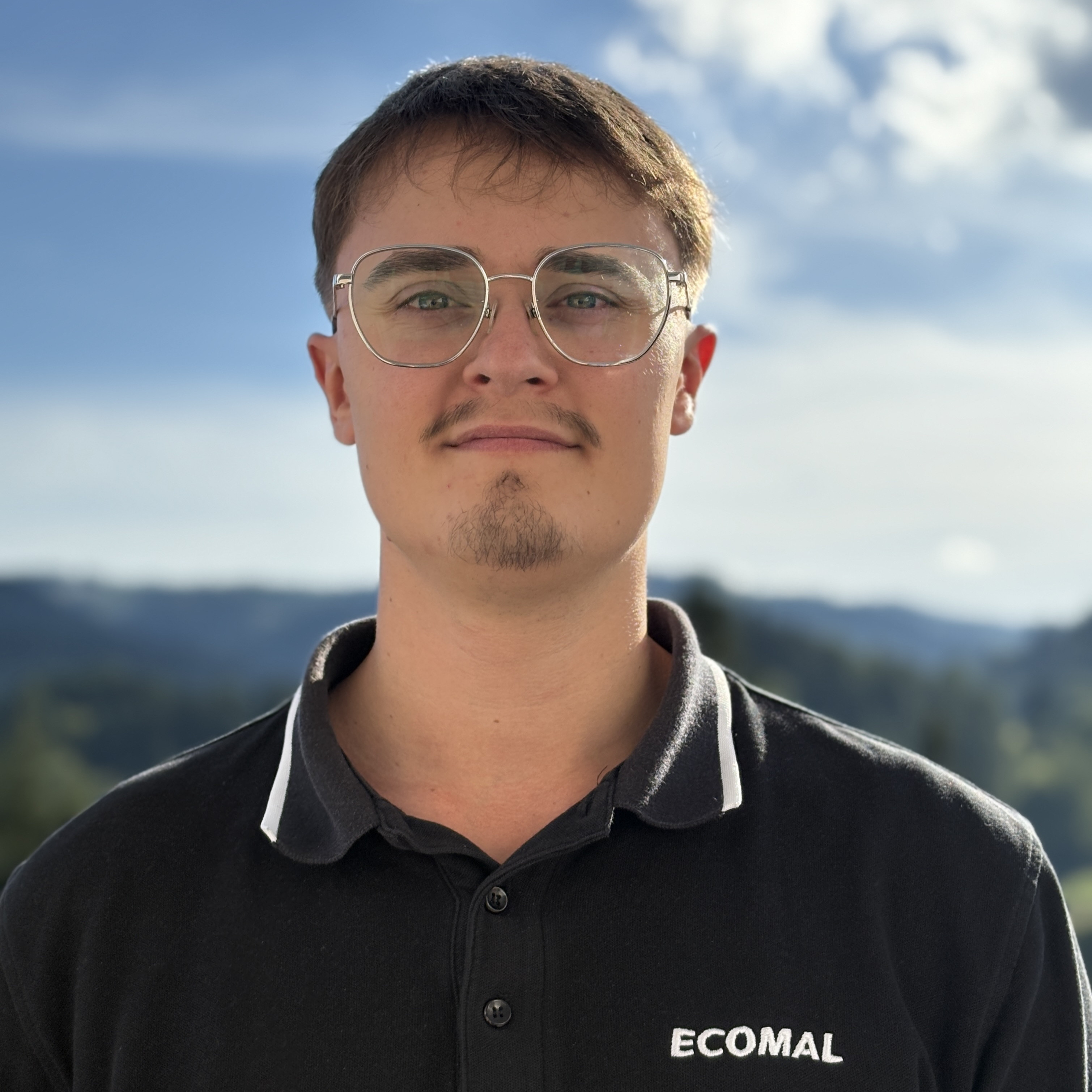 David Chilenko im ECOMAL-Shirt vor Landschaftshintergrund