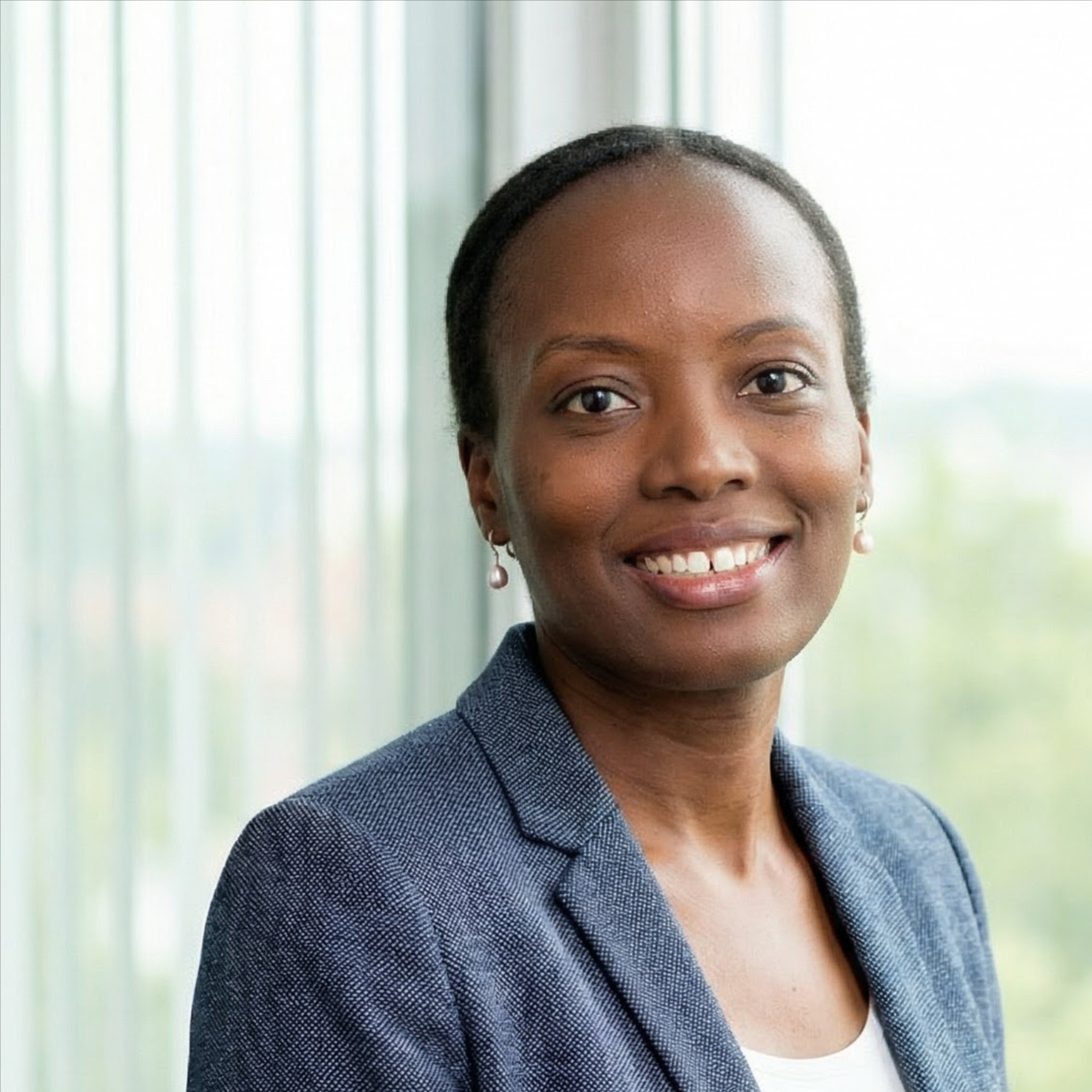 Jacinta Sum im Business-Outfit vor Fenster