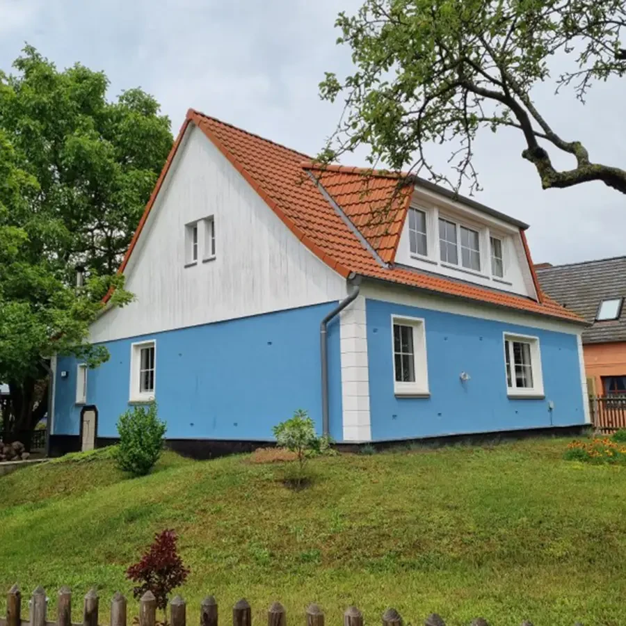 Blaues Ferienhaus mit Garten und rotem Dach Blaues Ferienhaus mit Garten und rotem Dach