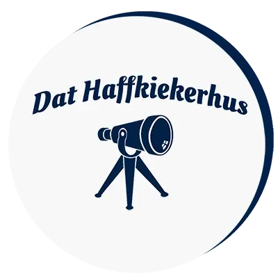 Logo von Dat Haffkiekerhus – rundes Design mit Fernrohr Rundes Logo von Dat Haffkiekerhus mit Fernrohr-Symbol