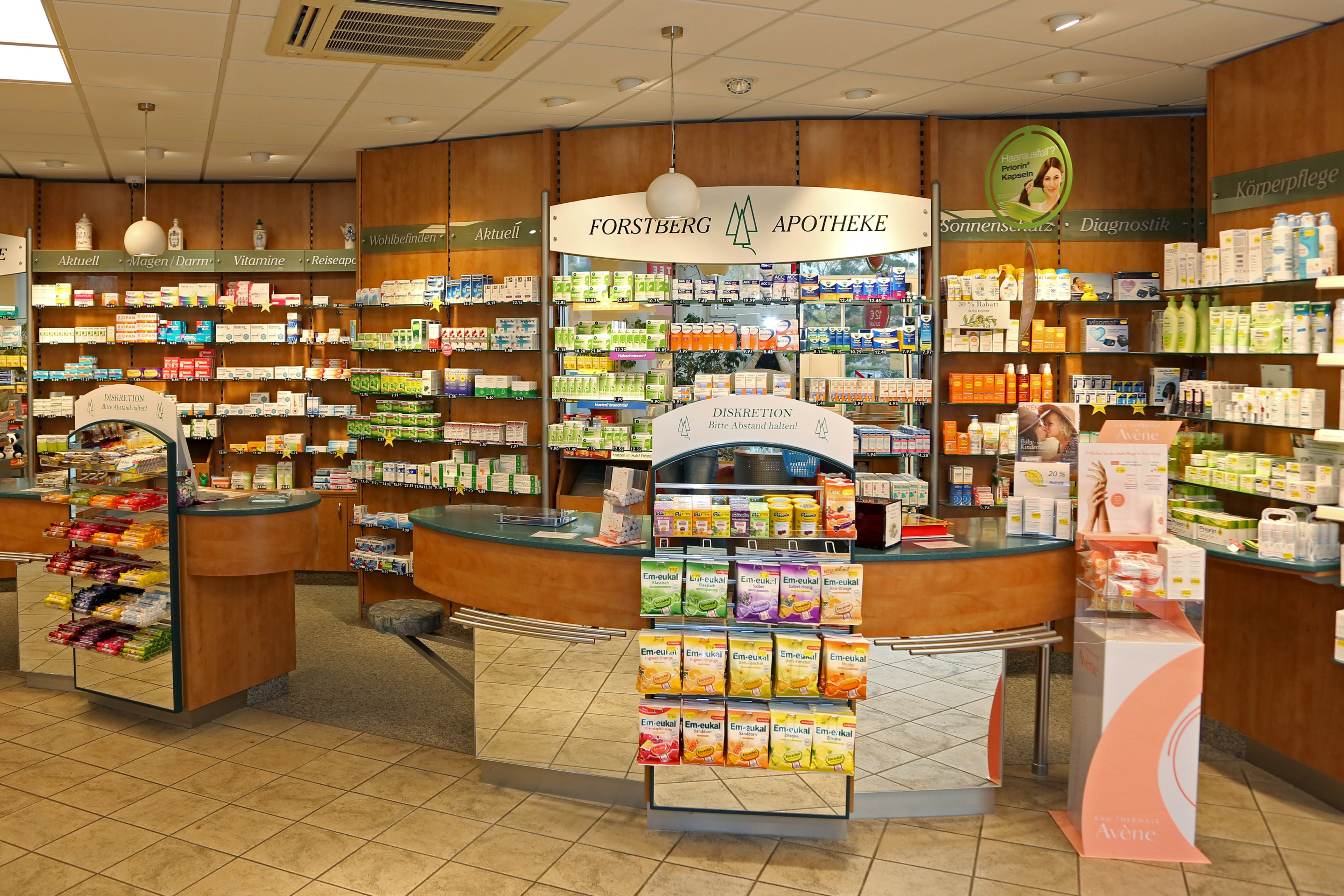 Innenansicht der Forstberg Apotheke mit Regalen voller Arzneimittel und Gesundheitsprodukte.