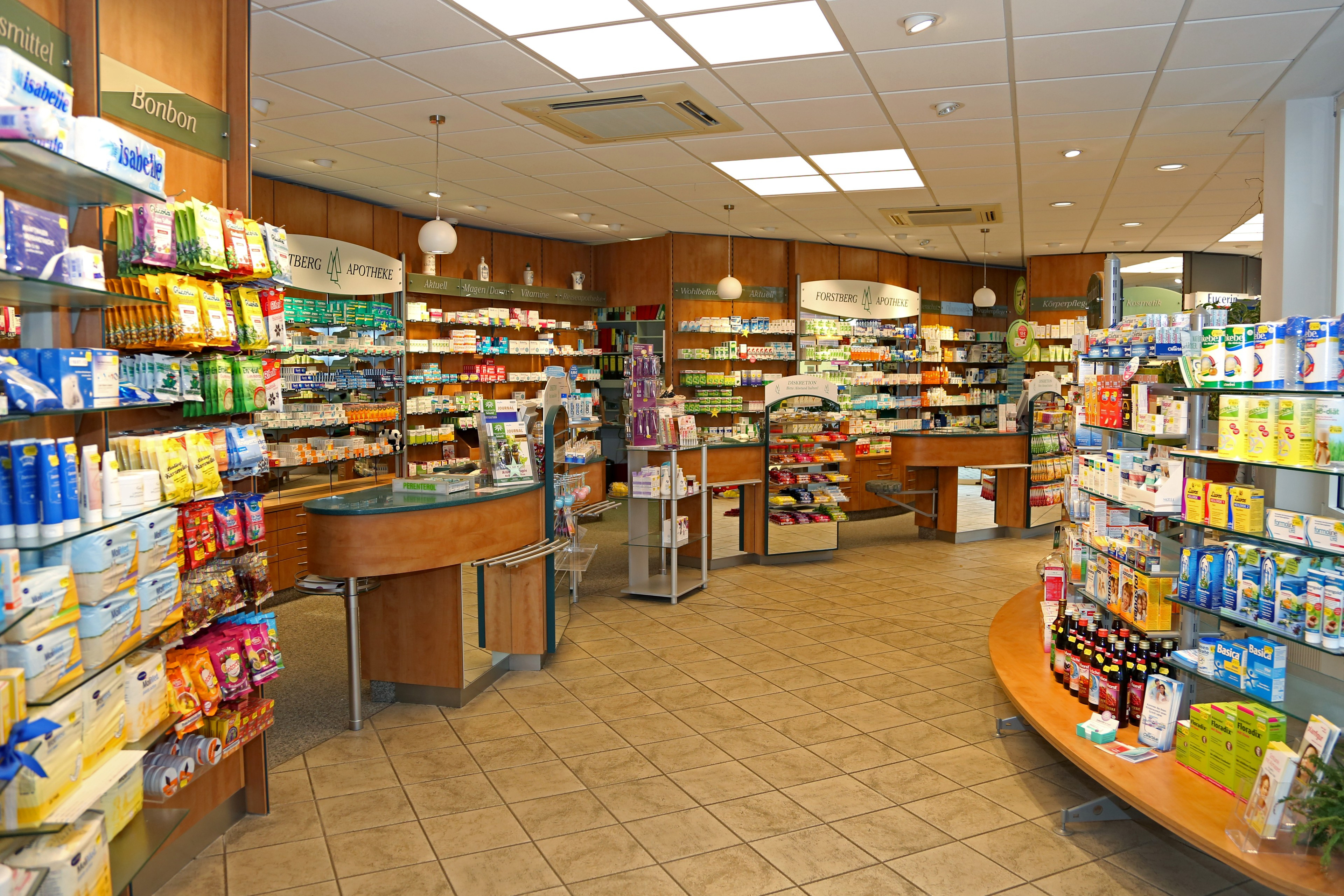 Innenansicht einer modernen Apotheke mit Regalen und Verkaufsbereich