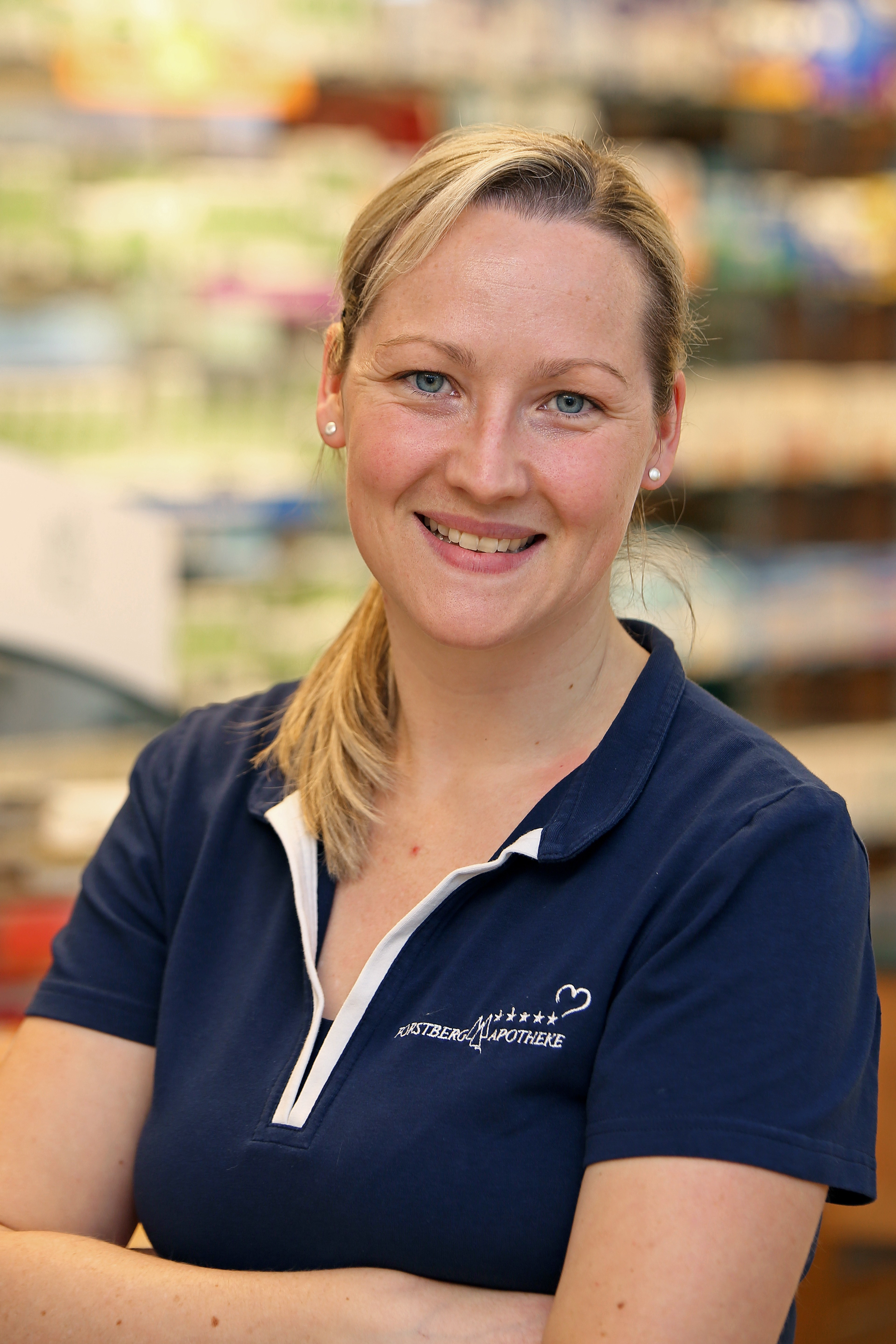 Freundliche Apothekenmitarbeiterin im Portrait, lächelnd