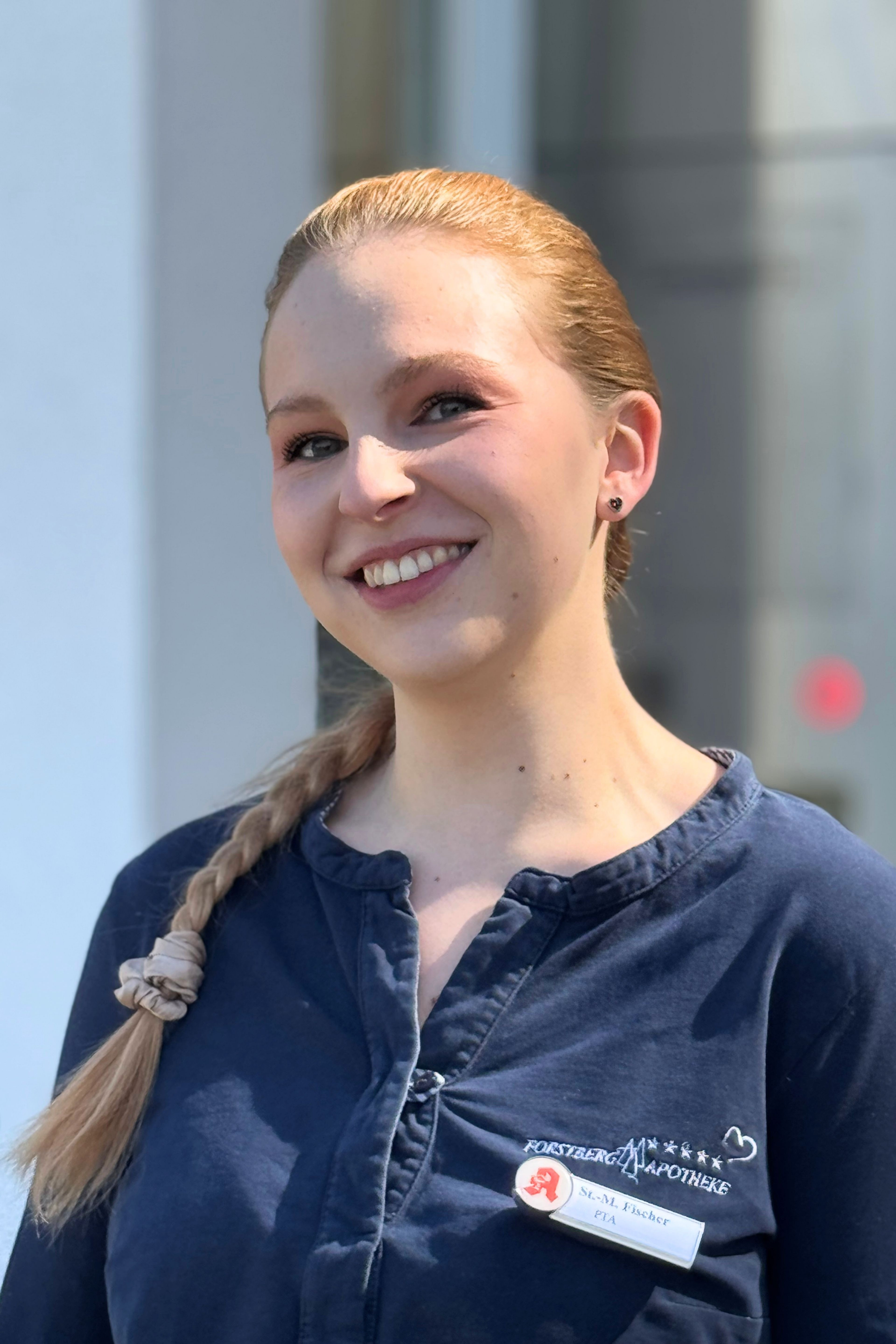 Porträtfoto von Stella Marie Fischer im blauen Oberteil mit Zopf
