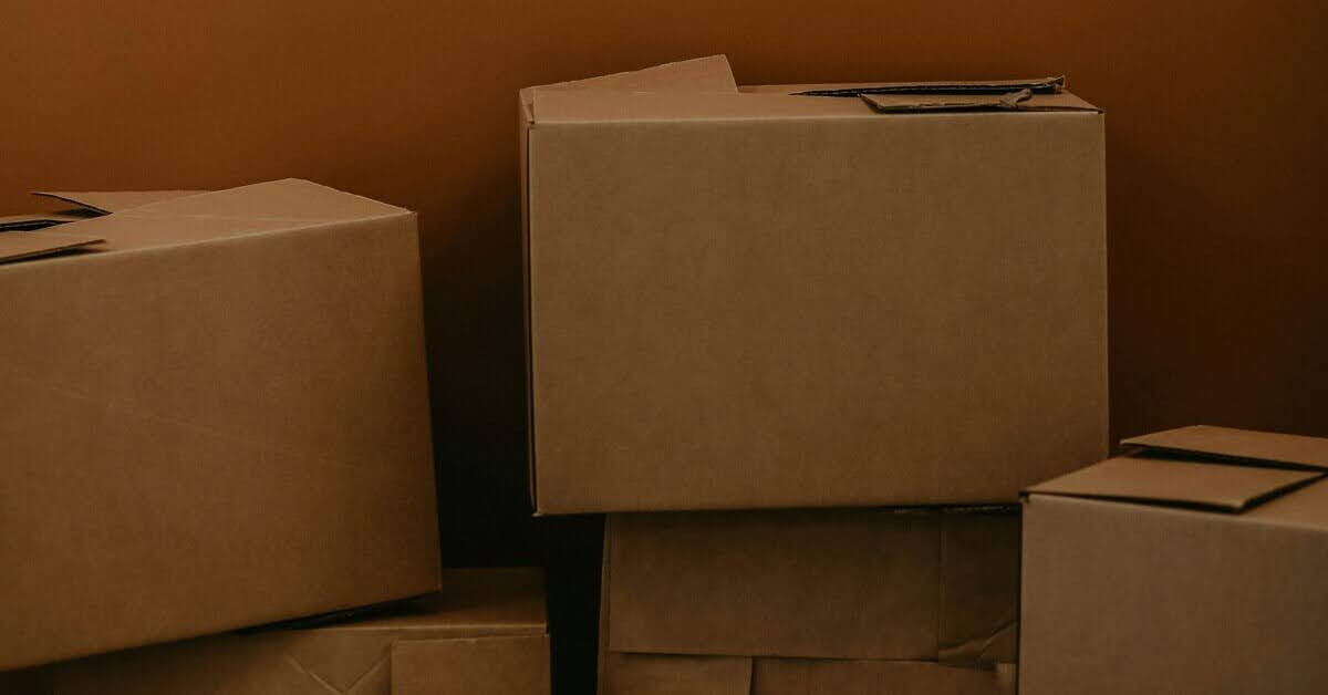 Ein Stapel Umzugskartons aus Pappe Ein Stapel Umzugskartons aus Pappe