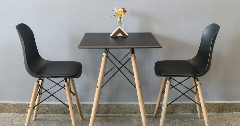 Kleiner Tisch mit zwei Stühlen und Blumenvase Kleiner Tisch mit zwei Stühlen und Blumenvase