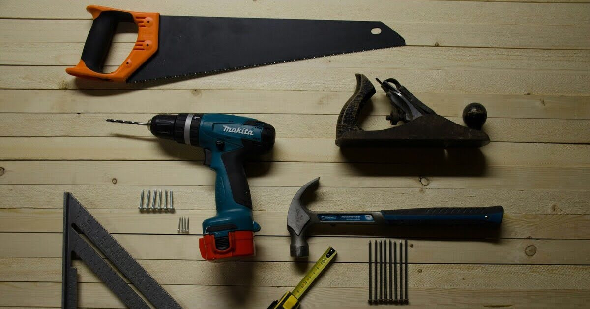 Werkzeug für die Holzbearbeitung – Säge, Bohrmaschine, Hammer und mehr Werkzeug für die Holzbearbeitung, einschließlich einer Säge, Bohrmaschine, Hammer und Maßband