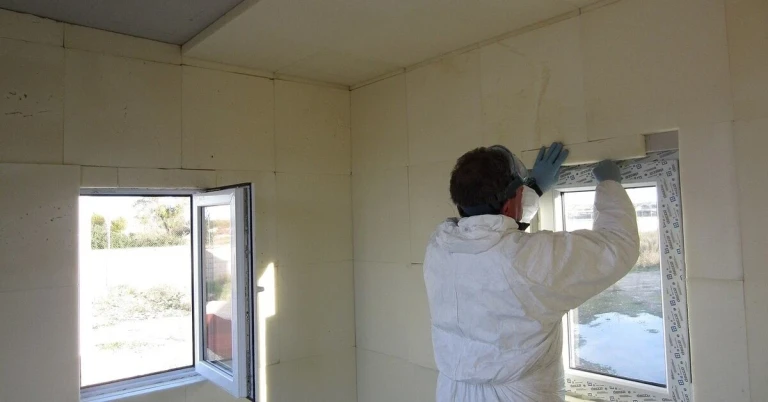 Installation von extrudiertem Polystyrol (XPS) zur Wärmedämmung Arbeiter installiert extrudiertes Polystyrol (XPS) zur Wärmedämmung