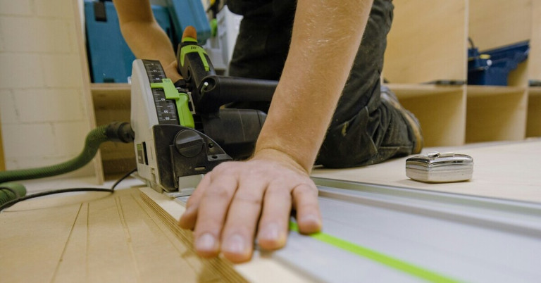 Sägen einer Holzplatte – Handkreissäge im Einsatz für exakten Zuschnitt Präzises Sägen einer Holzplatte mit einer Führungsschiene und Handkreissäge