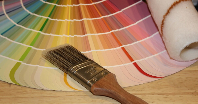 Farbfacher und Pinsel – Farbauswahl für Malerarbeiten Farbfacher und Pinsel für die Farbauswahl und Malerarbeiten