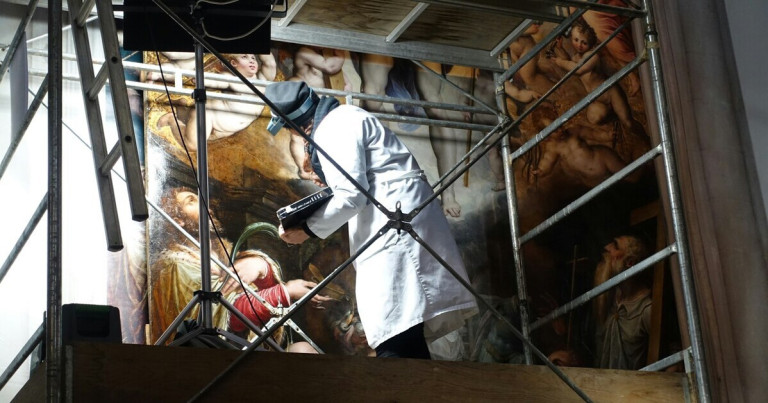 Restaurierung einer historischen Wandbemalung durch einen Restaurator auf einem Gerüst Restaurator bei der Restaurierung einer Wandbemalung an einem Gerüst