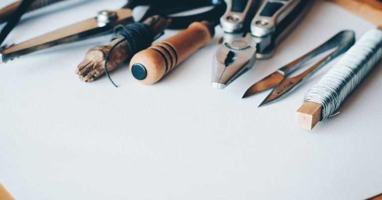 Werkzeuge, Schere und Schnur – Nahaufnahme auf weißem Hintergrund Verschiedene Werkzeuge, darunter eine Schere und Schnur, auf weißem Hintergrund