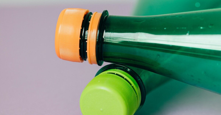 Plastik von Flaschen: Detailansicht von Kunststoffflaschen und Verschlüssen Plastik von Flaschen – Nahaufnahme von Kunststoffflaschen mit bunten Verschlüssen