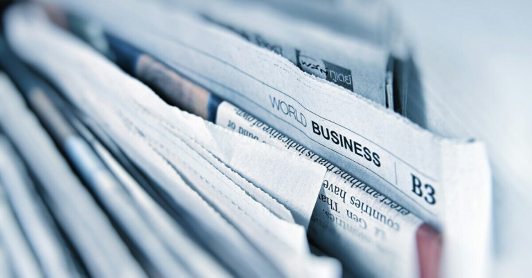 Zeitungen zum Fensterputzen – praktische Anwendung von Zeitungspapier Mehrere Zeitungen, die zum Fensterputzen verwendet werden können