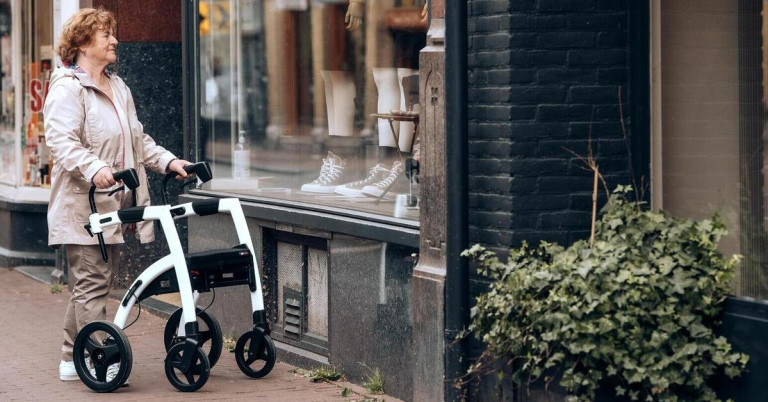 Rollator und Barrierefreiheit: Warum Barrierefreiheit im Alltag wichtig ist Rollator vor einem Schaufenster – Barrierefreiheit im Alltag ist wichtig