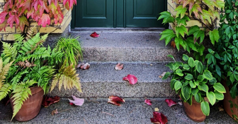 Hauseingang: Barrierefreiheit schaffen und Hindernisse entfernen Hauseingang mit Stufen und herabgefallenen Blättern, Hindernisse für Barrierefreiheit entfernen