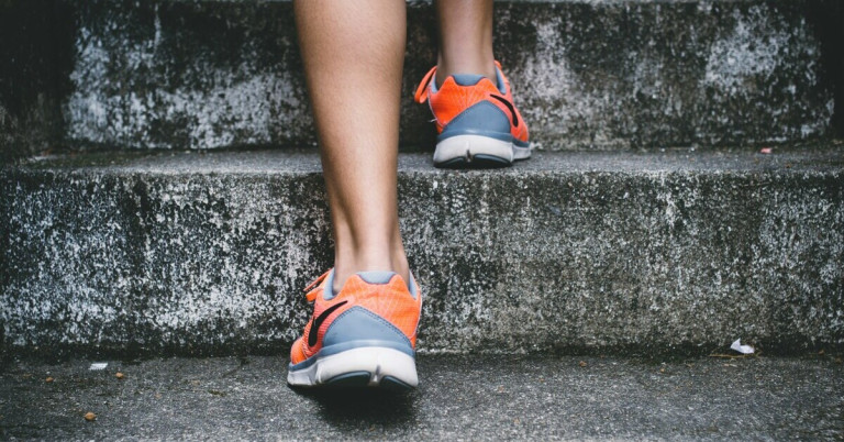 Treppen laufen – nicht barrierefrei: Symbolbild fr fehlende Barrierefreiheit bei Treppen Treppen laufen – nicht barrierefrei: Person mit Sportschuhen steigt eine Treppe hinauf