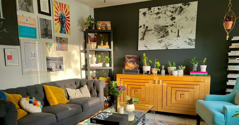 Akzentwand im Wohnzimmer – Inspiration für Wandfarbe und moderne Einrichtung Modernes Wohnzimmer mit dunkler Akzentwand, stilvoller Dekoration und farbigen Accessoires