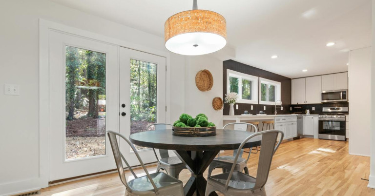 Akzentwand Esszimmer Farbe – Inspiration für moderne Esszimmergestaltung Modernes Esszimmer mit dunkler Akzentwand und stilvoller Farbgestaltung