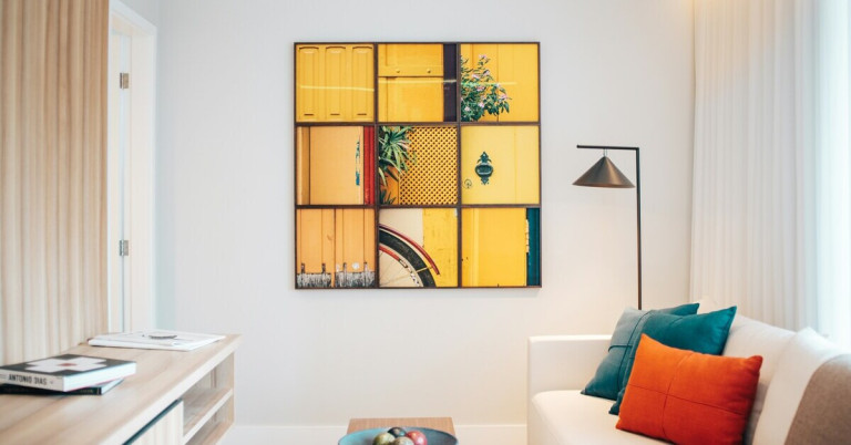 Akzent durch Wandbehangung – modernes Wandbild als Hingucker im Wohnzimmer Moderner Wohnraum mit farbenfroher Wandbehangung als Akzent