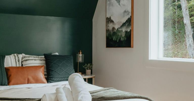 Akzentwand Schlafzimmer Farbe – Inspiration für moderne Wandgestaltung Moderne Akzentwand im Schlafzimmer mit dunkler Farbe und stilvoller Dekoration