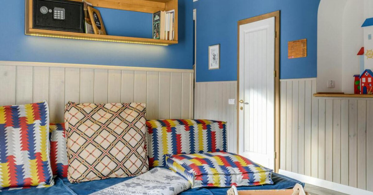 Akzentwand horizontal aufgeteilt – Inspiration für moderne Schlafzimmergestaltung mit blauer Wand und Holzvertäfelung Akzentwand horizontal aufgeteilt in modernem Schlafzimmer mit blauer Wandfarbe und Holzvertäfelung