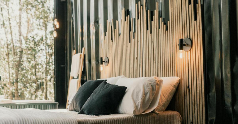 Akzentwand Schlafzimmer: Farbe und Holz als modernes Gestaltungselement Akzentwand im Schlafzimmer mit moderner Farbgestaltung und Holz-Elementen hinter dem Bett