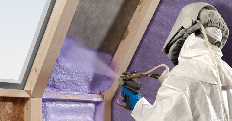 Polyurethan Dämmung Sprühverfahren – effektive Wärmedämmung für Dach und Gebäude Polyurethan Dämmung im Sprühverfahren auf Dachstuhl aufgetragen