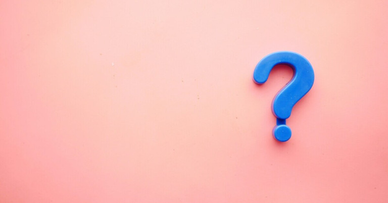 Fragezeichen: Was ist die richtige Entscheidung? Blaues Fragezeichen auf rosa Hintergrund – was ist die richtige Entscheidung?