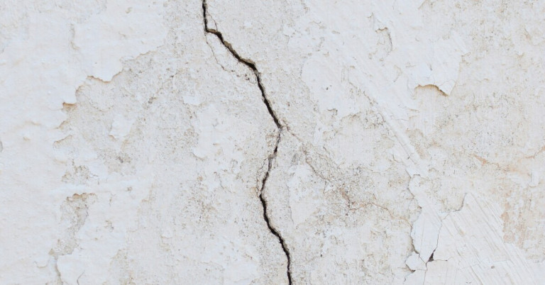 Dynamische Risse im Putz – Schadensbild und Ursachen Dynamische Risse im Putz an einer Hauswand