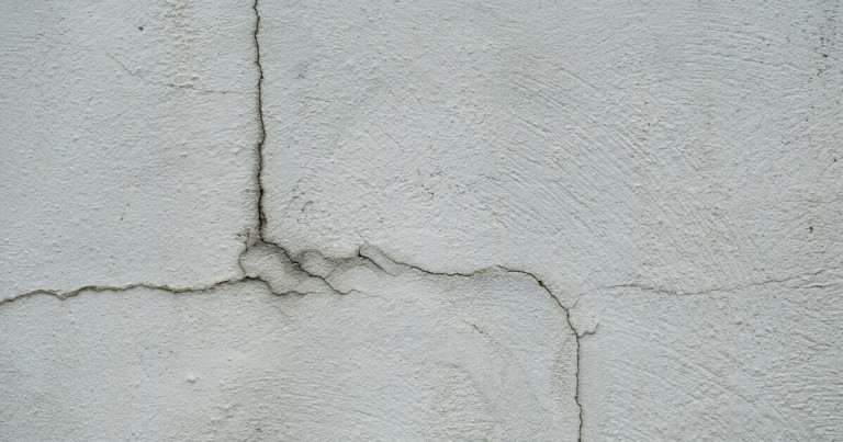 Setzrisse und Setzungsrisse an Wand und Decke erkennen und bewerten Setzrisse und Setzungsrisse an Wand und Decke – typische Bauschäden im Putz