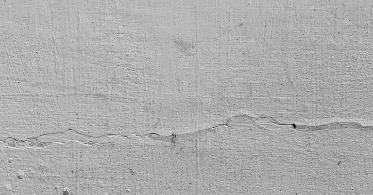 Oberflächliche Risse im Innenputz – Schadensbild und Ursachen Oberflächliche Risse im Innenputz einer Wand