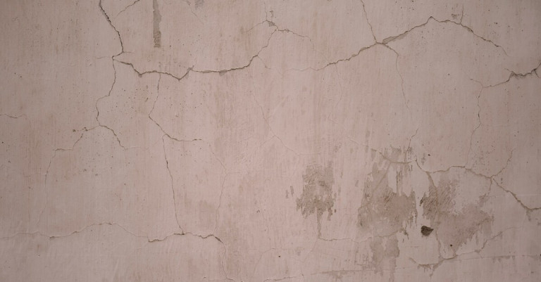 Oberflächliche Risse – typische Schäden im Putz Oberflächliche Risse in einer Putzwand