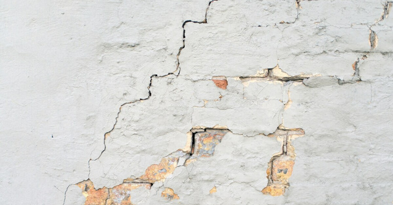 Setzrisse und Setzungsrisse in Treppenform entlang der Fugen – Schadensbild an einer Hauswand Setzrisse und Setzungsrisse in Treppenform entlang der Fugen einer Hauswand