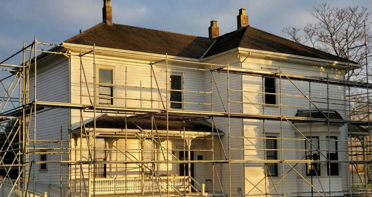 Haus mit Gerüst für Renovierungsarbeiten an der Fassade