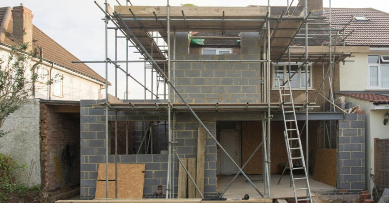 Rohbau mit Gerüst auf einer Baustelle, Neubau eines Hauses