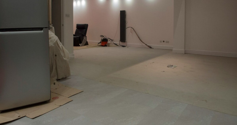 Innenraum in der letzten Bauphase mit unfertigem Boden und Baugeräten
