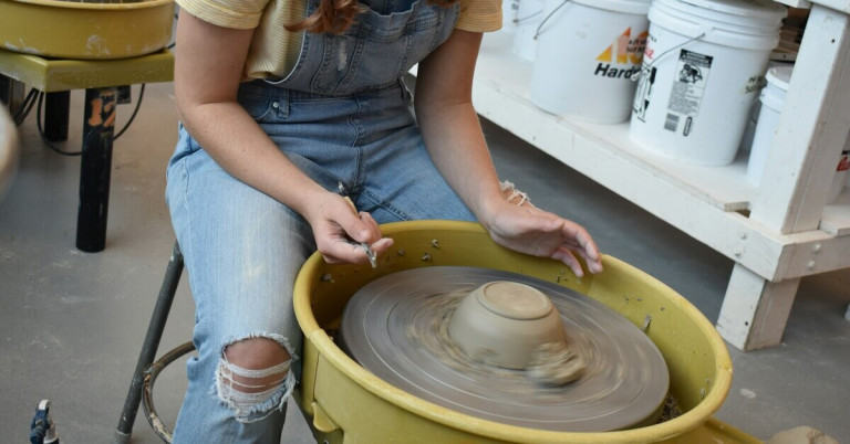 Person bei einem Praktikum im Töpfern an der Töpferscheibe