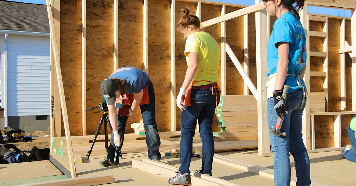 Praktikum im Handwerk: Jugendliche arbeiten gemeinsam an einem Holzbau-Projekt