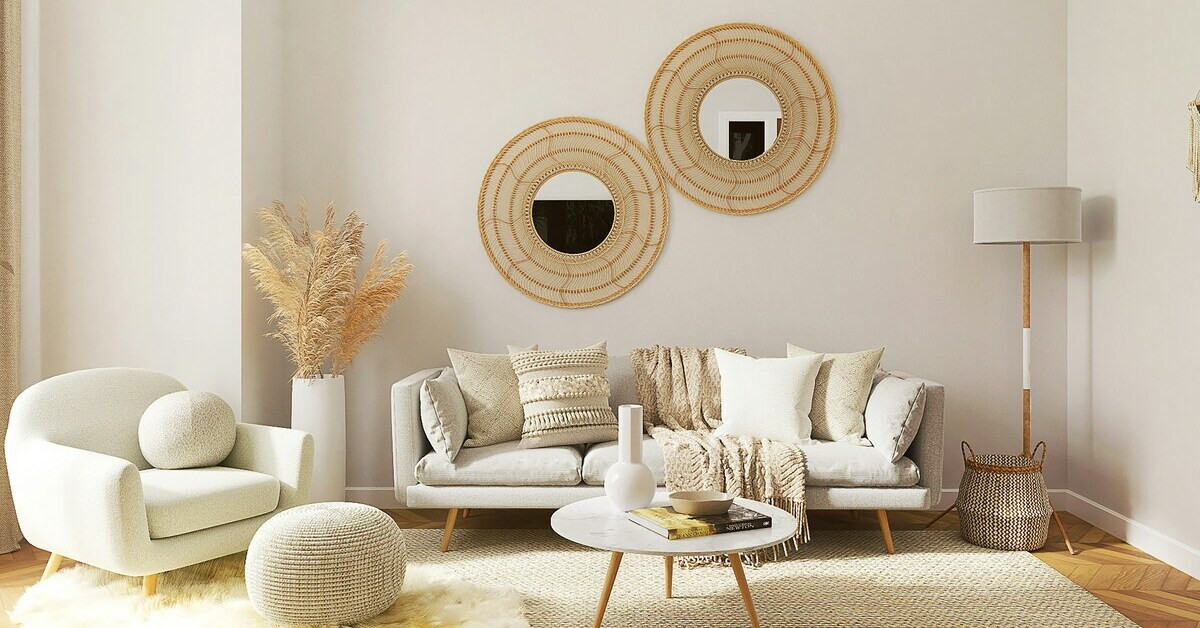 Beiges Wohnzimmer mit moderner Einrichtung, gemütlichem Sofa, runden Wandspiegeln und Dekoration im skandinavischen Stil.