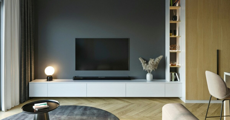 Modernes dunkles Wohnzimmer mit Fernseher, weißem Lowboard und dekorativer Vase