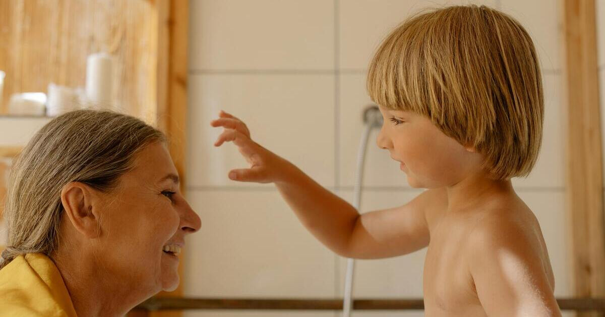 Grossmutter und Enkel gemeinsam im Badezimmer