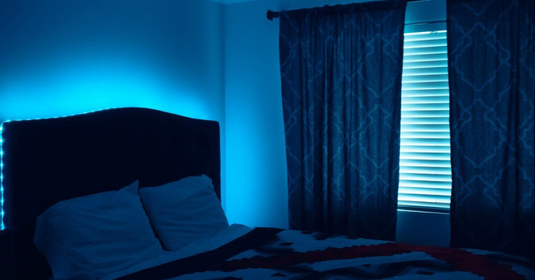 Blaues Schlafzimmer – Inspiration für moderne Schlafzimmereinrichtung Modernes blaues Schlafzimmer mit Vorhängen und Bett