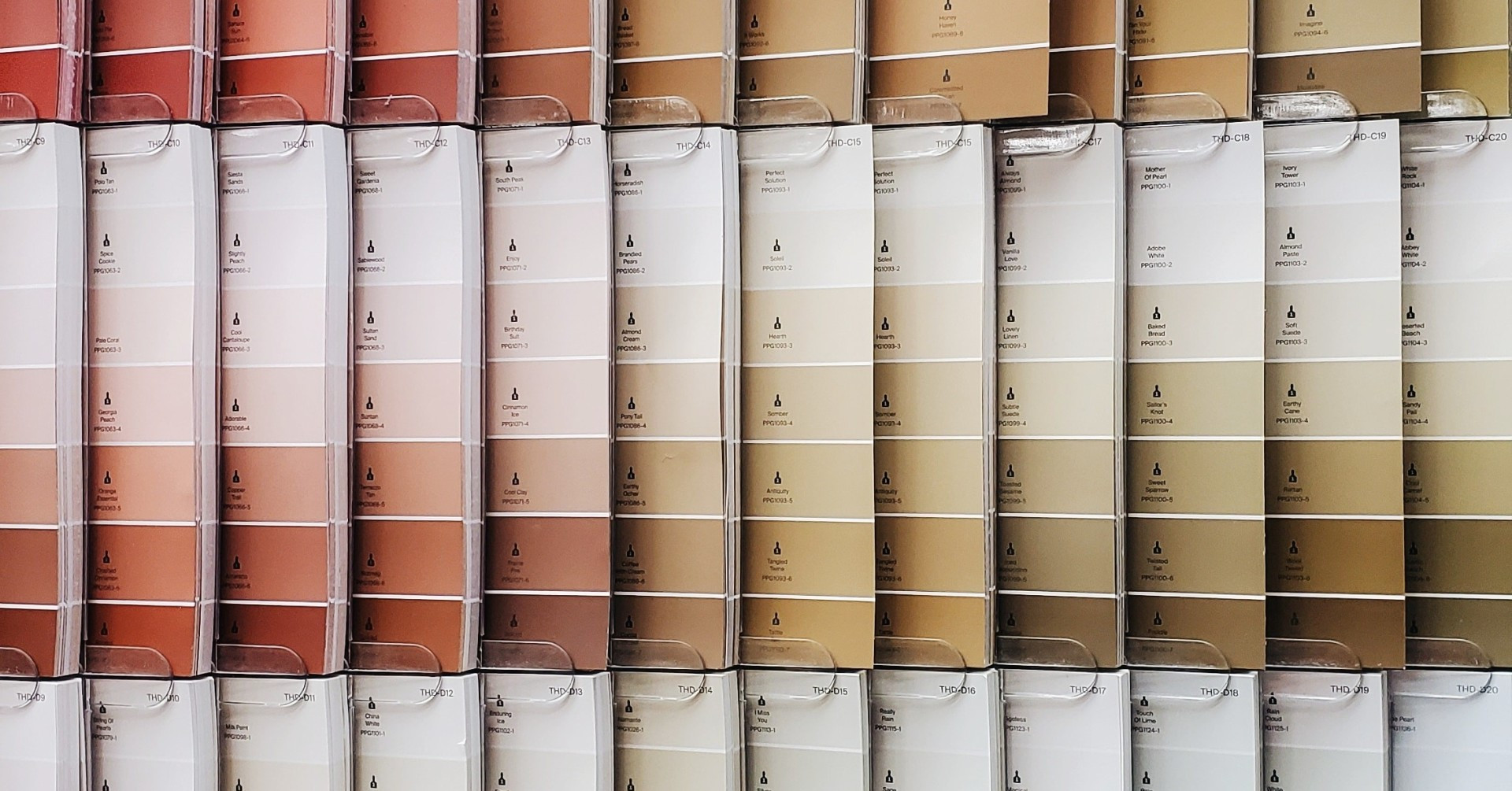 Farbkarten für Wandfarben in verschiedenen Beige- und Brauntönen zur Auswahl von Wandfarben