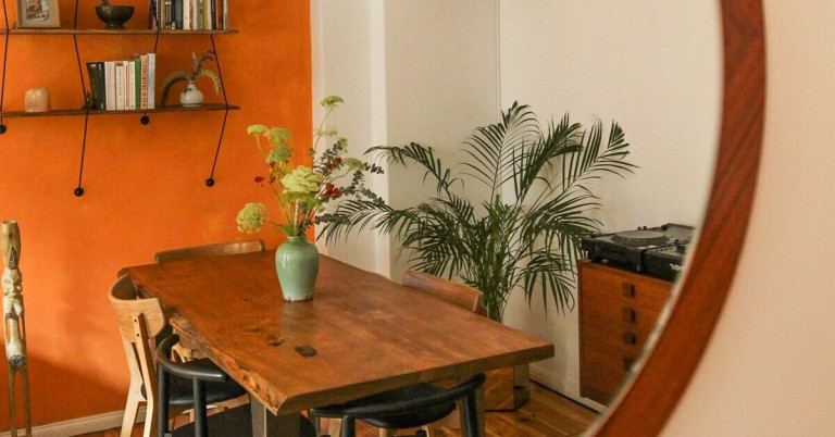 Orangenes Esszimmer mit Holztisch und grüner Vase – moderne Esszimmer Inspiration Modernes orangenes Esszimmer mit Holztisch, grüner Vase und Zimmerpflanzen