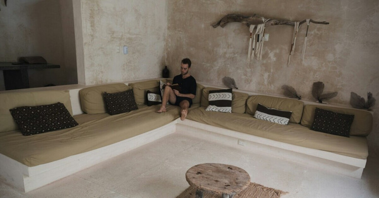 Wohnzimmer mit Sandtone-Optik, beiger Couch und stilvoller Einrichtung Modernes Wohnzimmer mit Sandtone-Wandgestaltung, beiger Couch und dekorativen Kissen